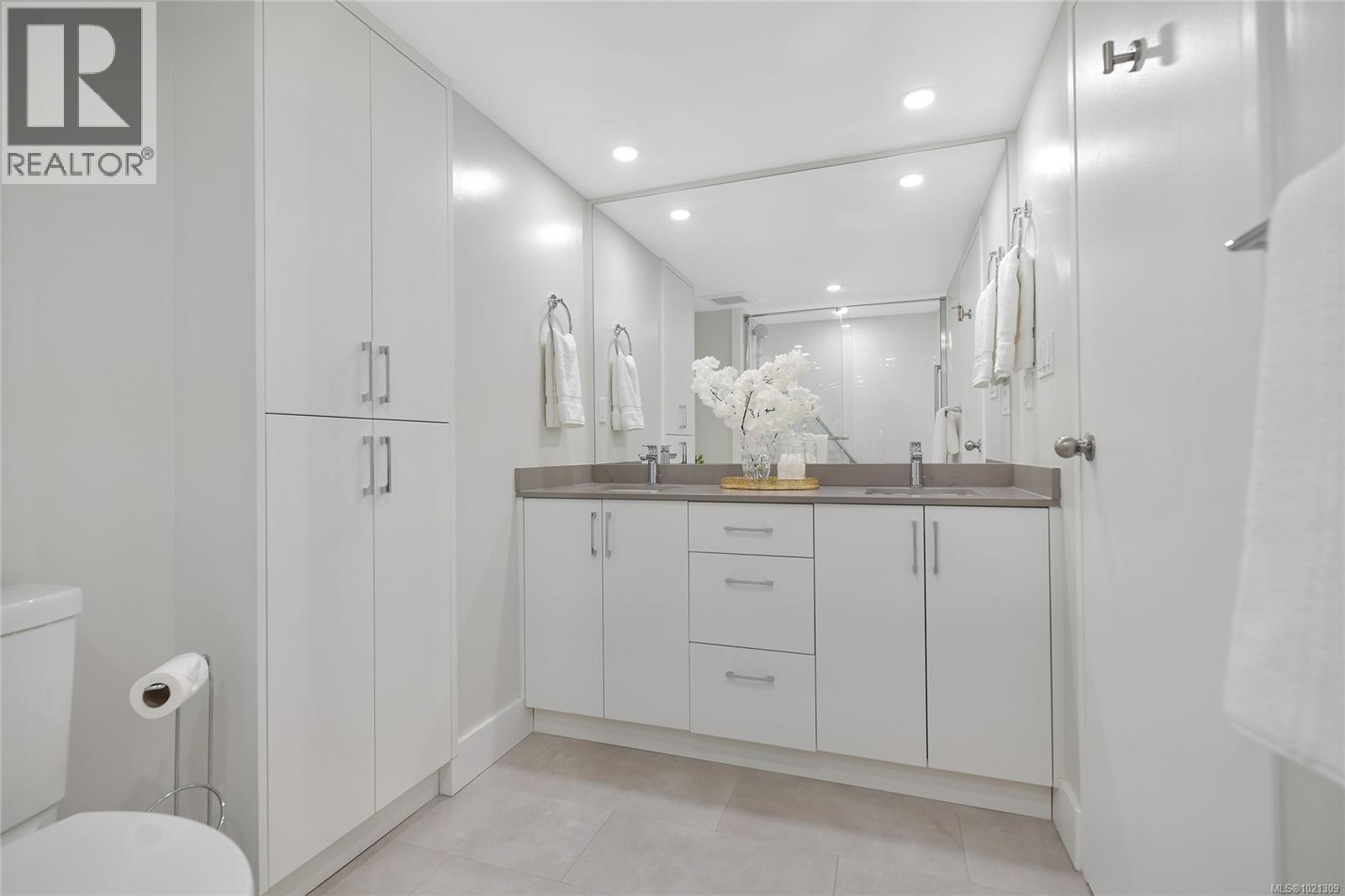 507 1440 BEACH Drive, Oak Bay