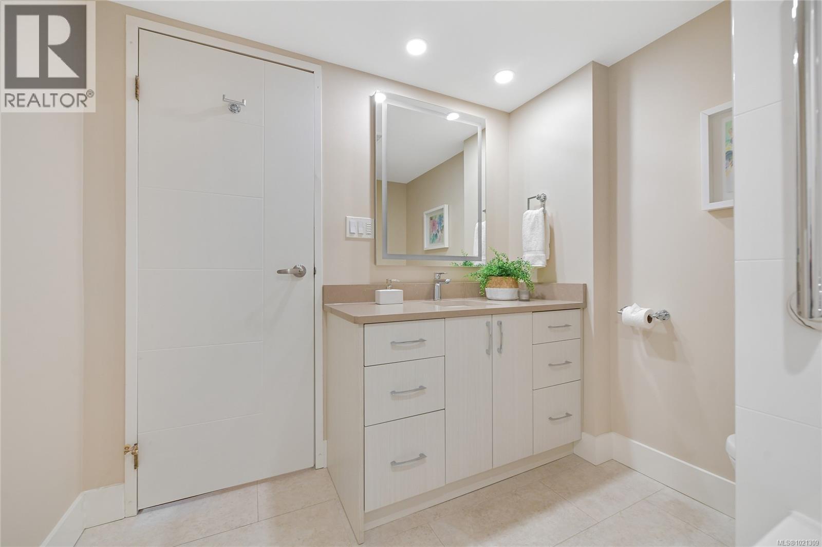 507 1440 BEACH Drive, Oak Bay