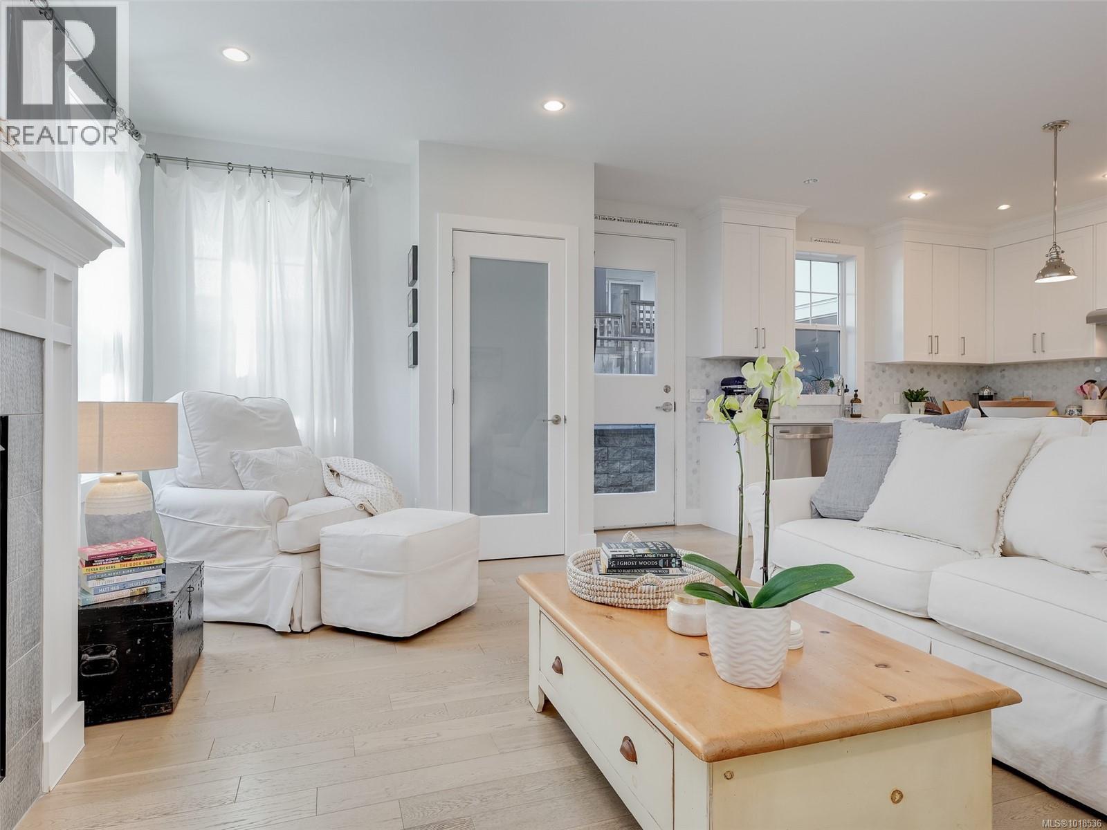 1 1016 Southgate Street, Victoria