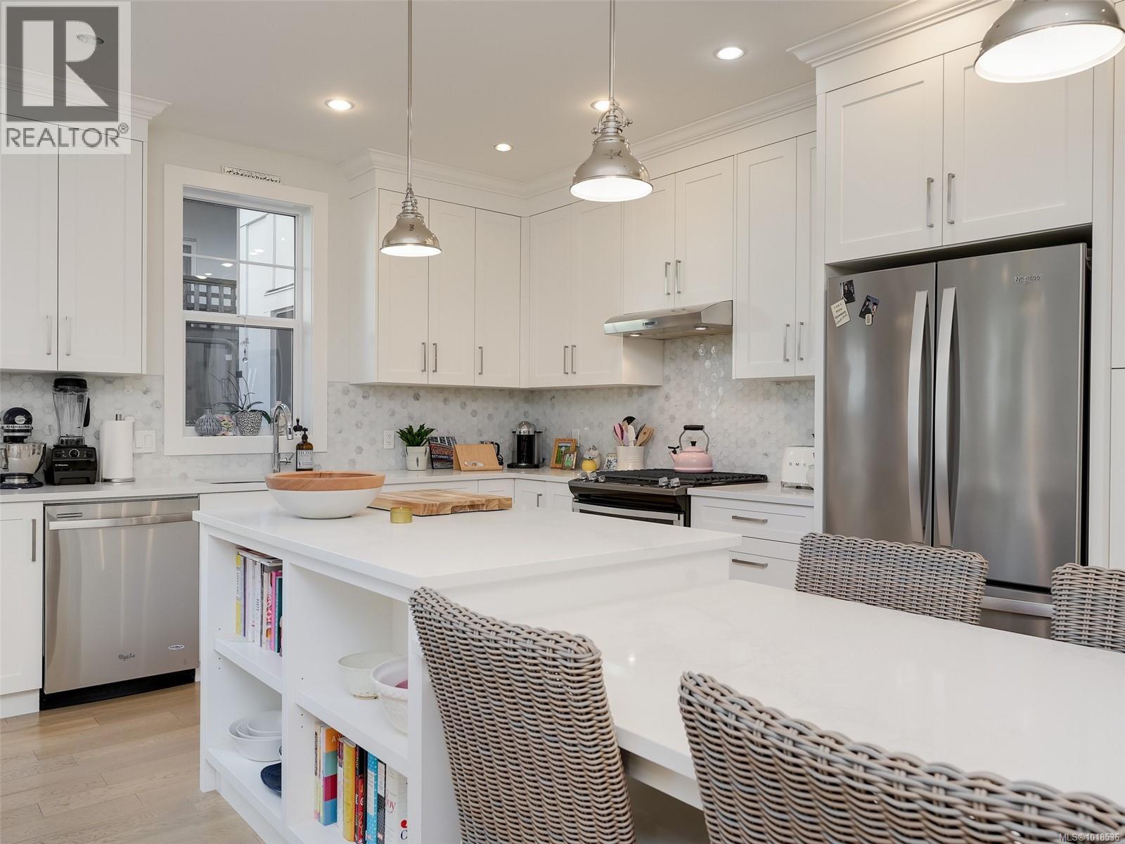 1 1016 Southgate Street, Victoria