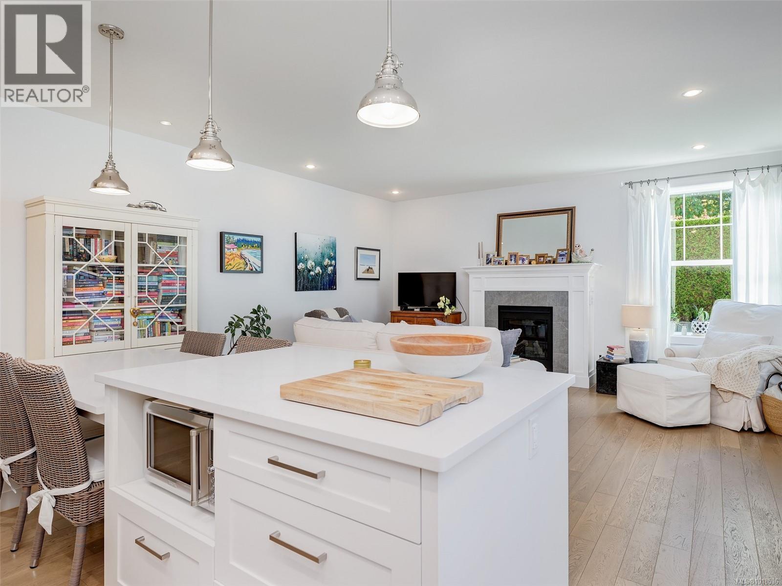 1 1016 Southgate Street, Victoria