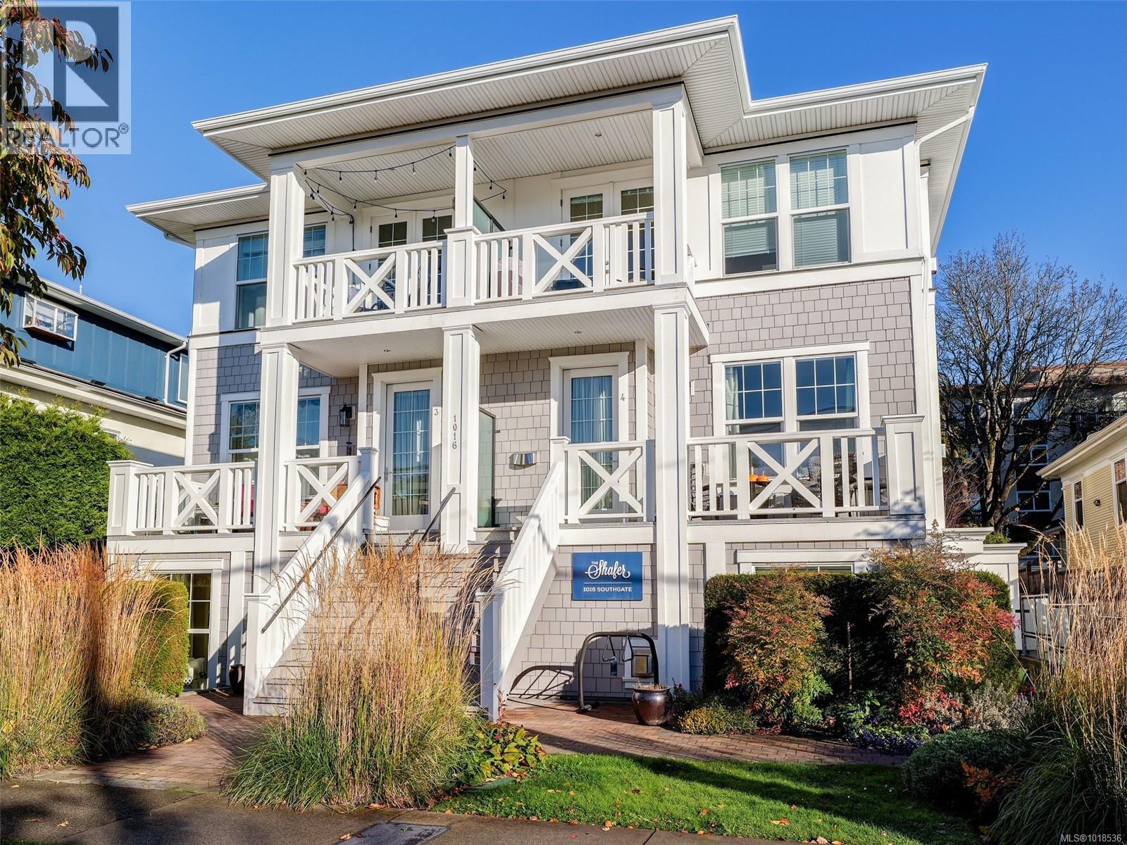 1 1016 Southgate Street, Victoria