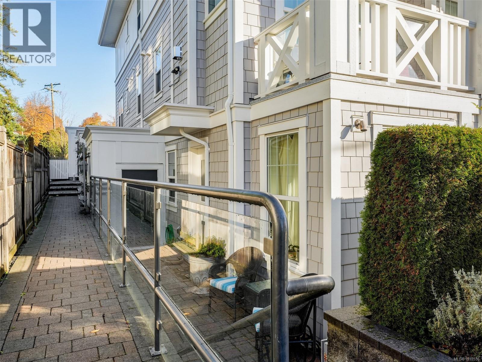 1 1016 Southgate Street, Victoria