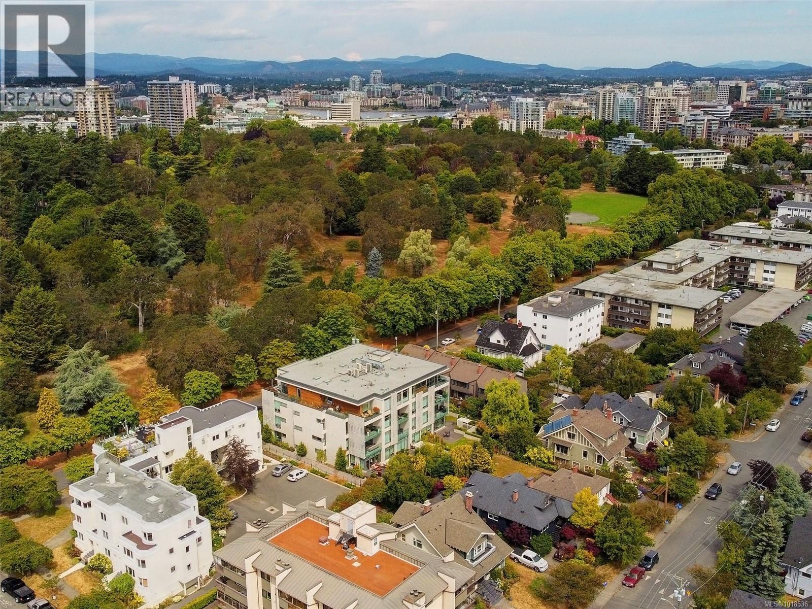 1 1016 Southgate Street, Victoria