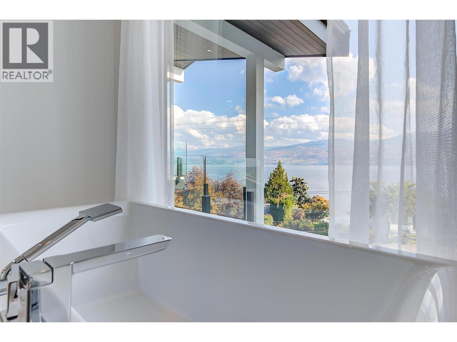  3961 Beachview Drive East, West Kelowna