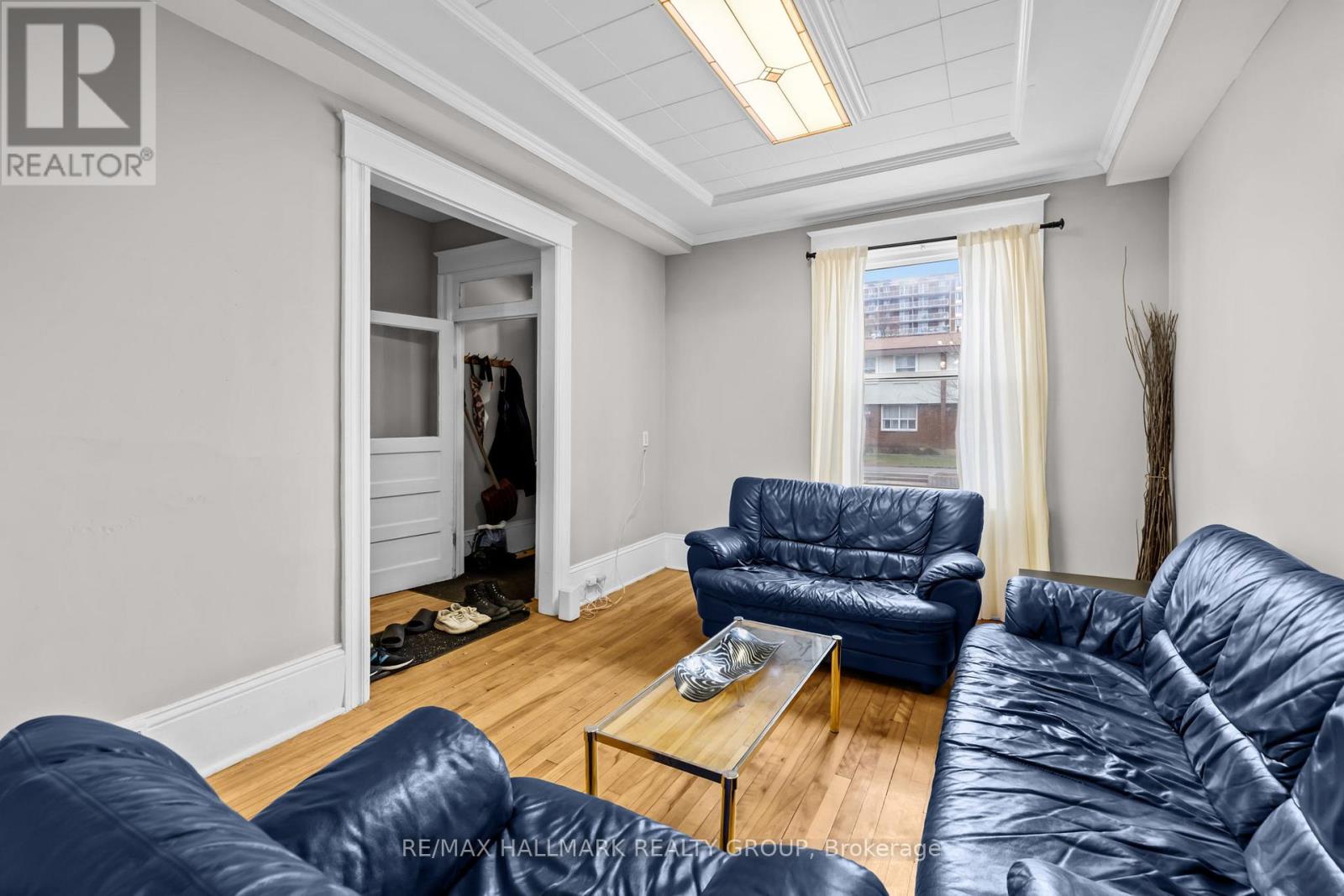 Custom Crown mouldings and ceiling design