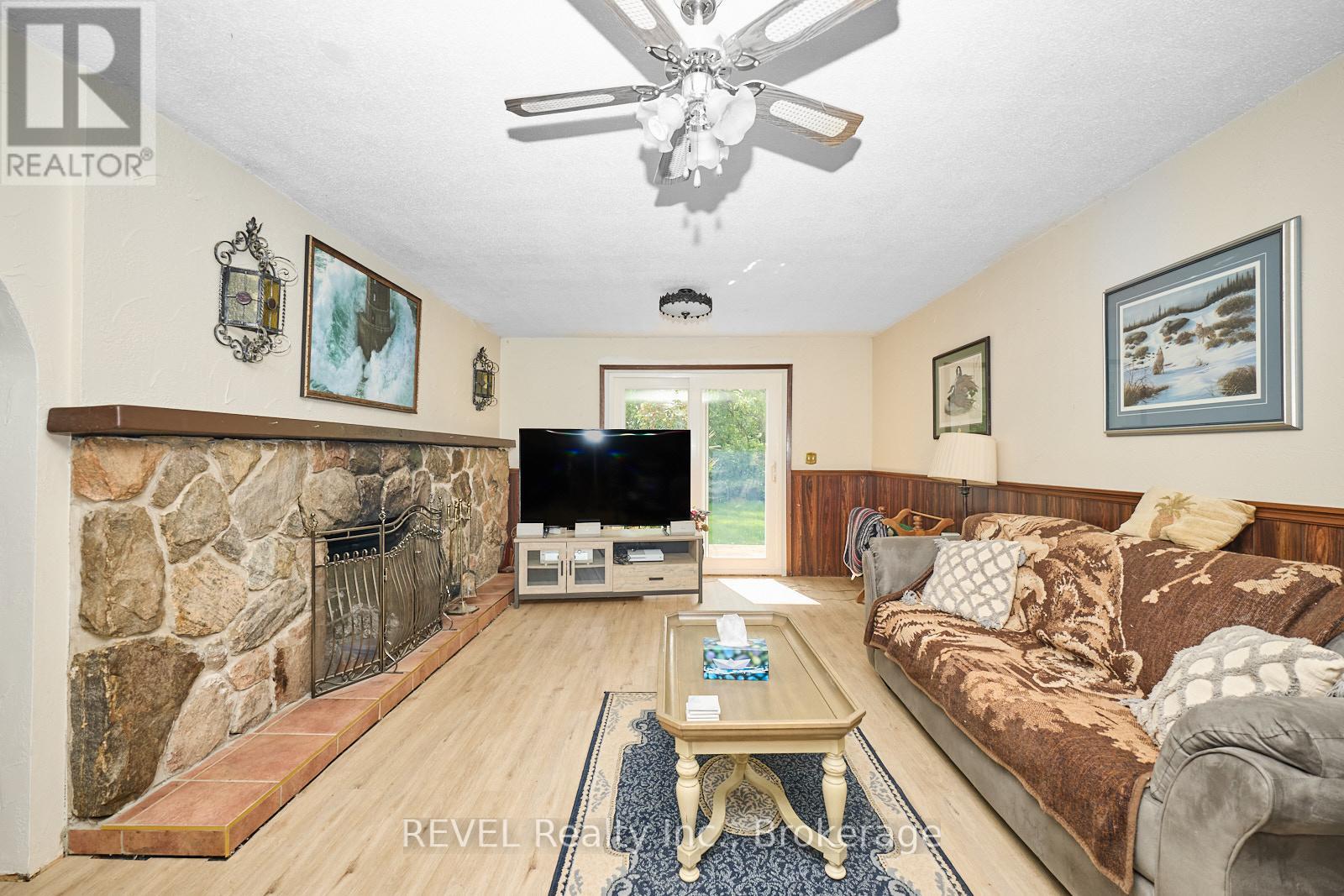 877 DAYTONA DRIVE N - 16
