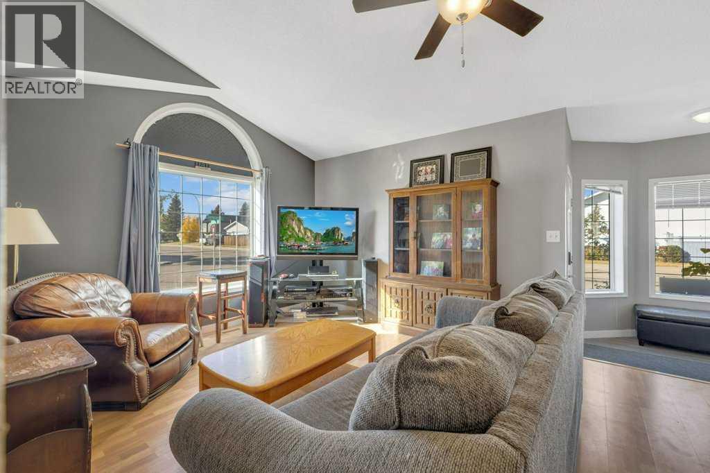 73 Lansbury Close, Lacombe