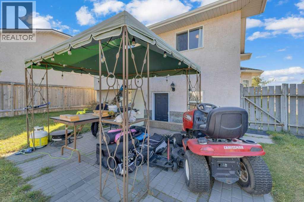73 Lansbury Close, Lacombe