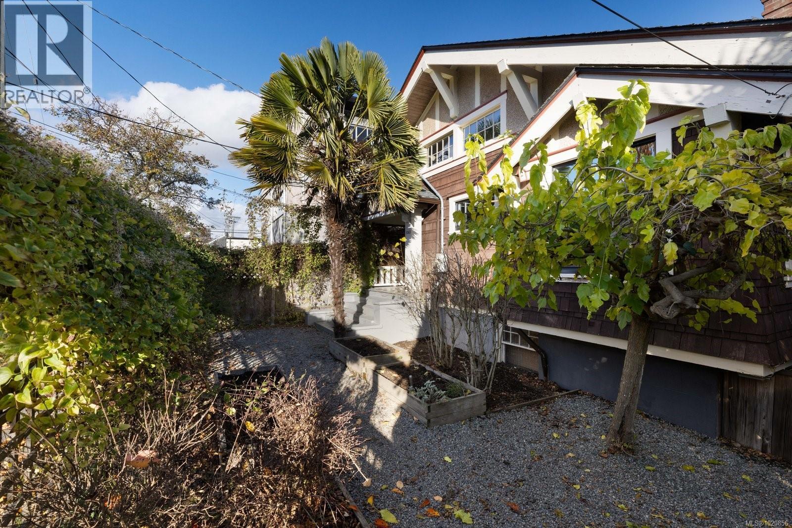  1063 Bank Street, Victoria