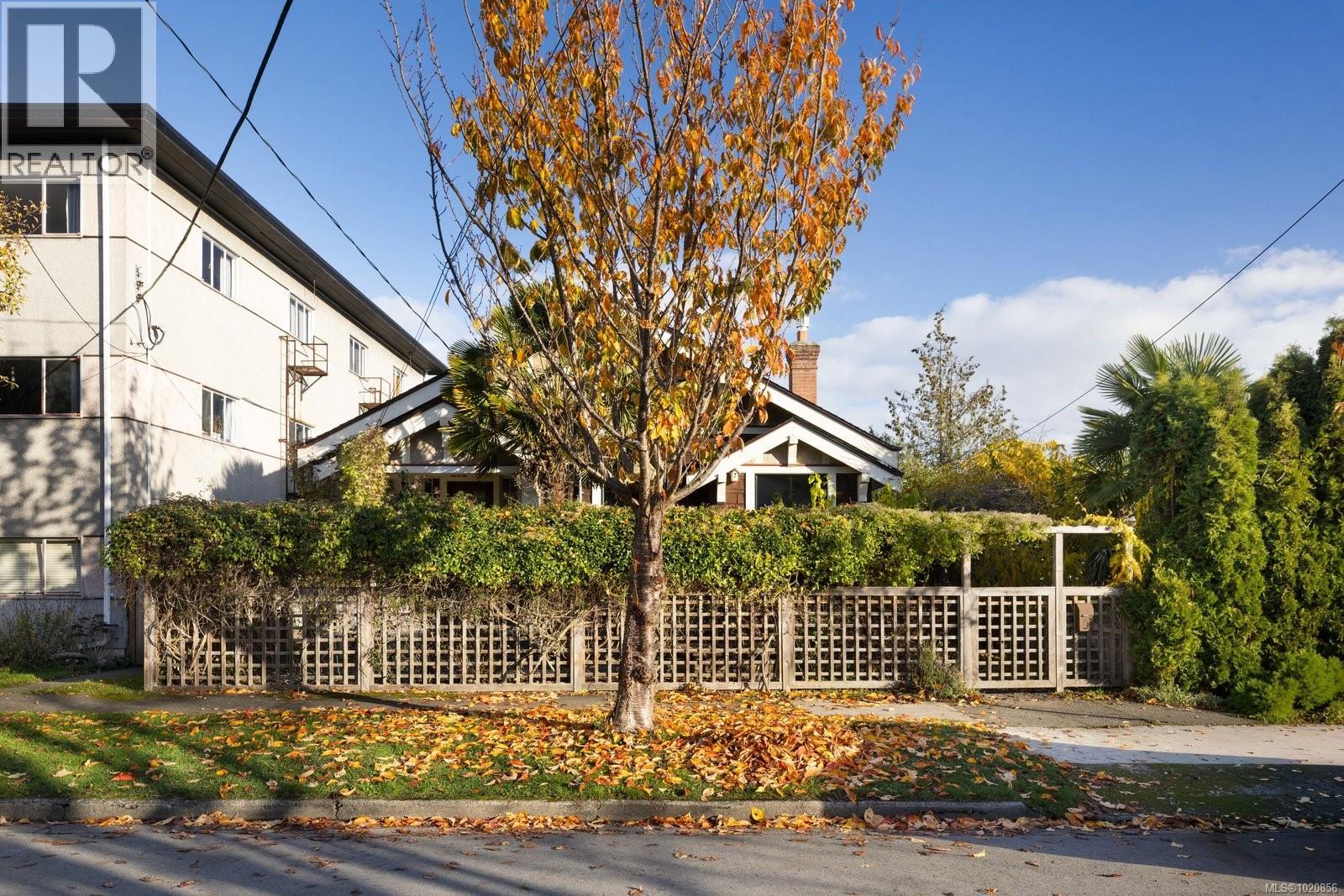  1063 Bank Street, Victoria