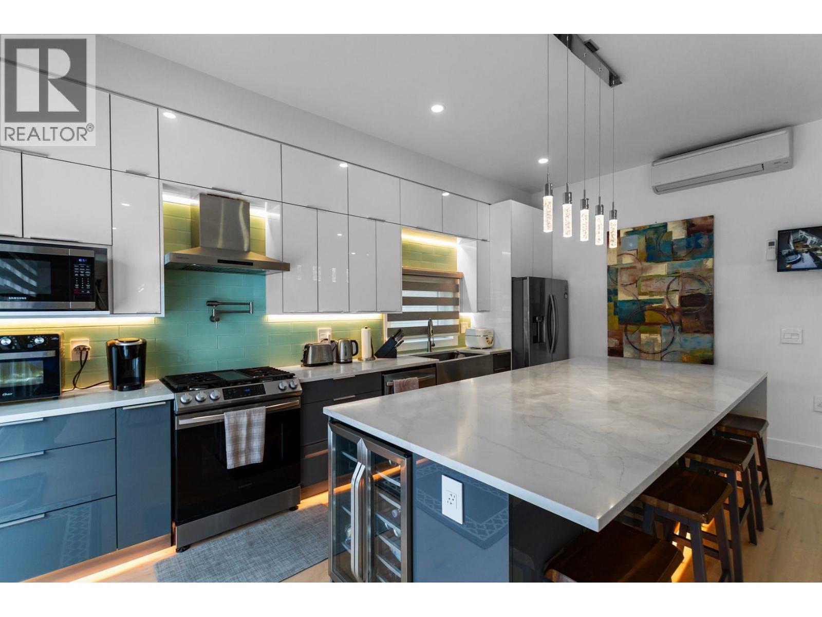 1409 SIXTH AVENUE, New Westminster