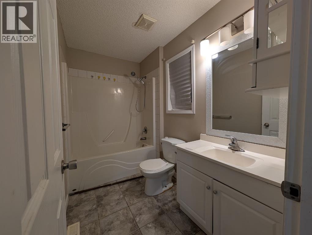 Single Family House for Sale in  SADDLEBACK Way NE Saddle Ridge Calgary 