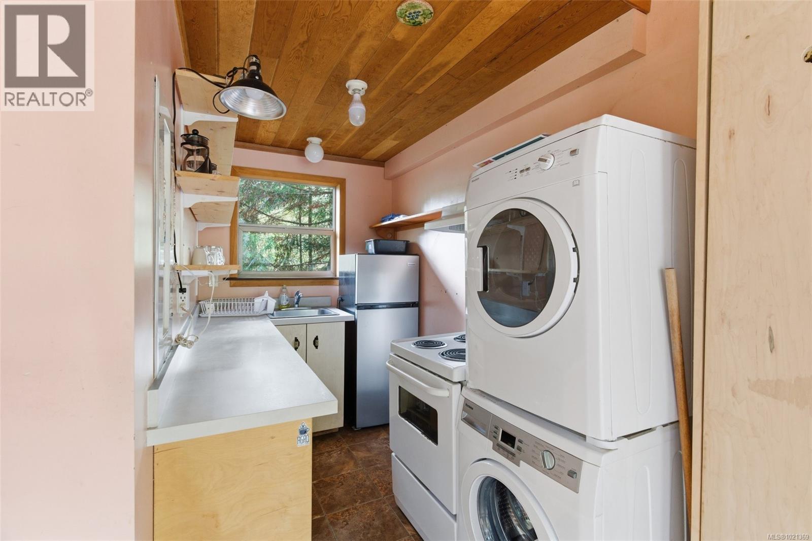  2725 Seaside Drive, Sooke