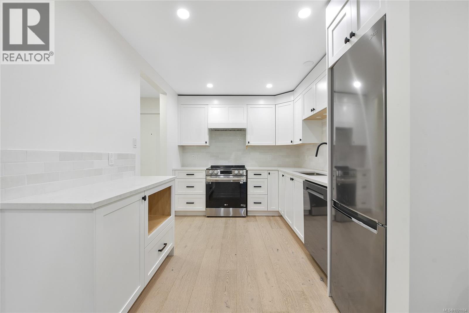 105 3215 Alder Street, Saanich