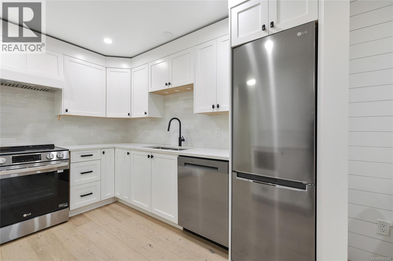 105 3215 Alder Street, Saanich