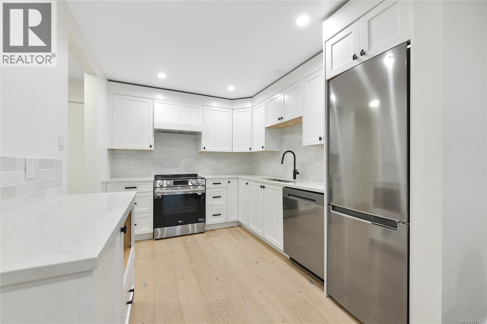 105 3215 Alder Street, Saanich