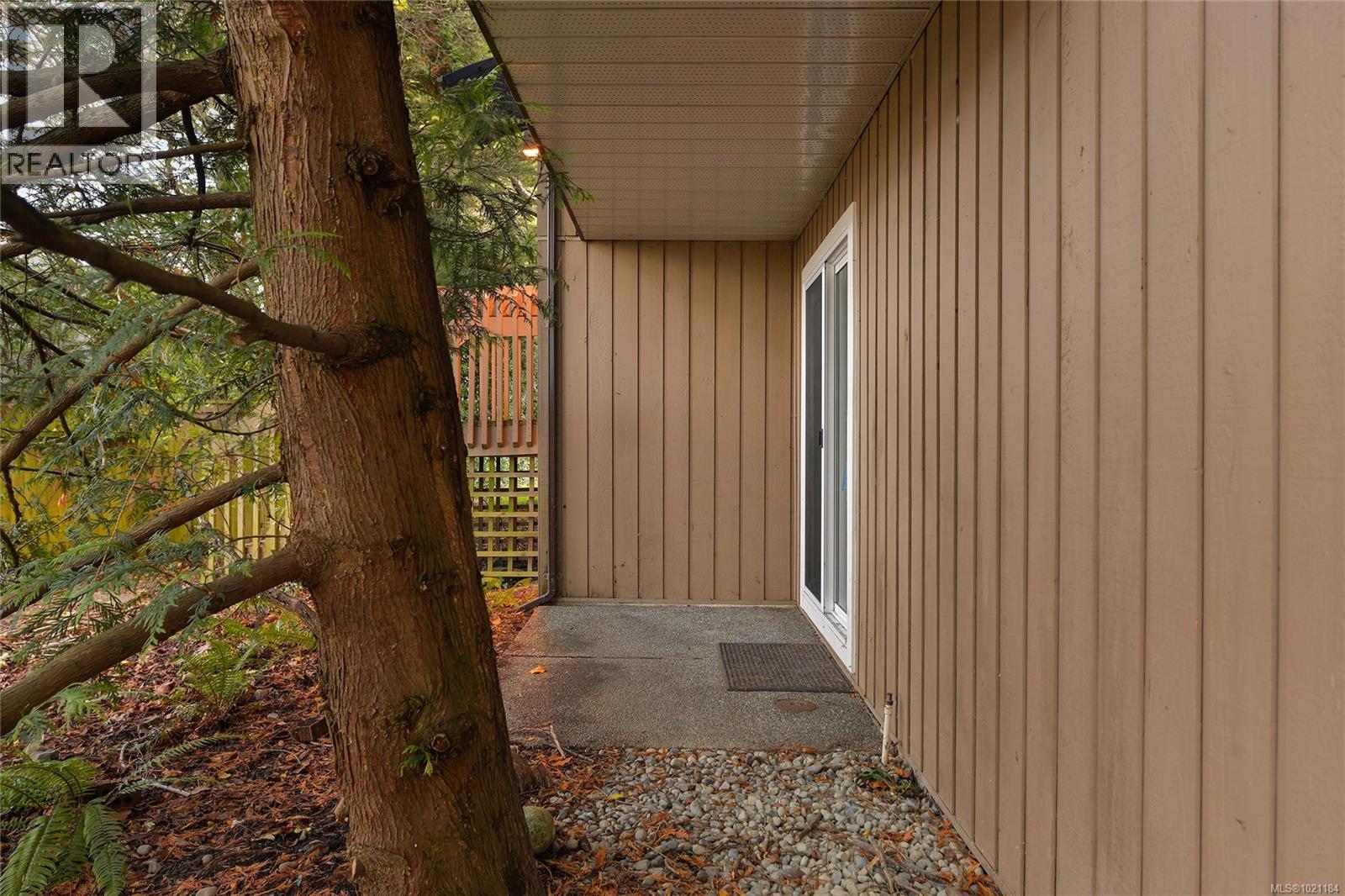 105 3215 Alder Street, Saanich