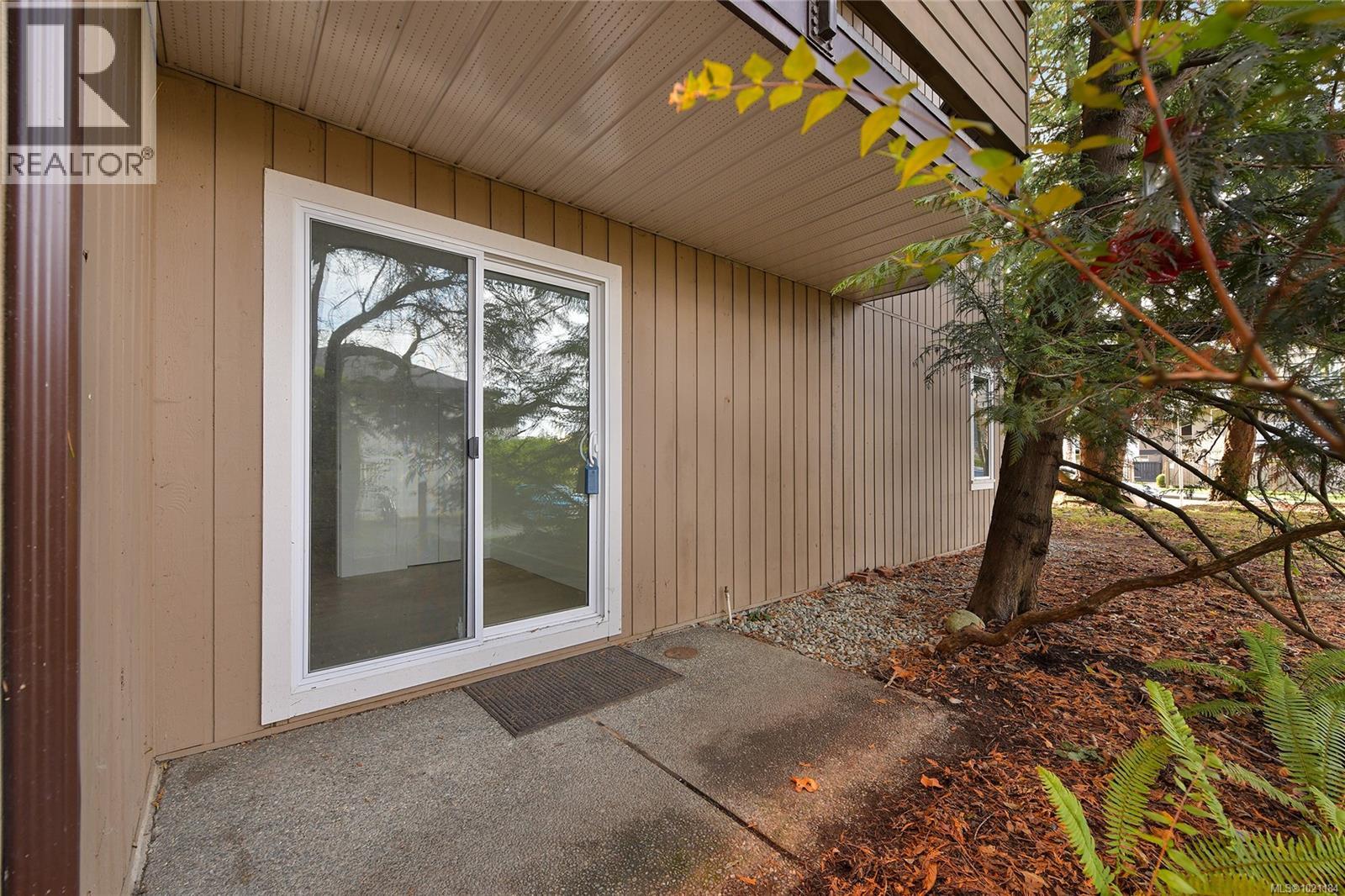 105 3215 Alder Street, Saanich