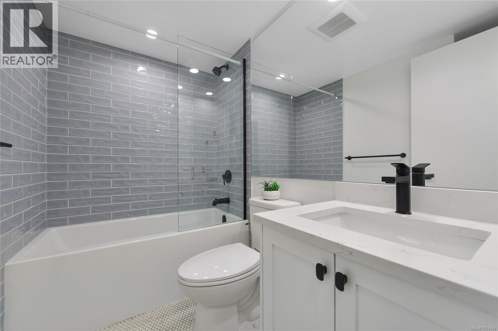 105 3215 Alder Street, Saanich