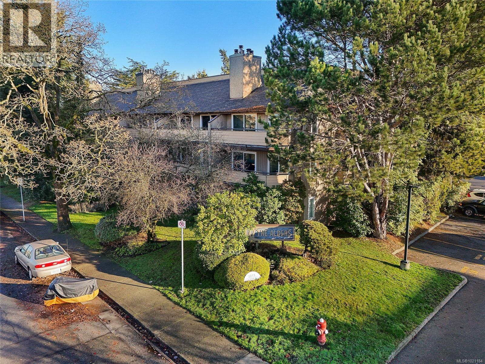 105 3215 Alder Street, Saanich