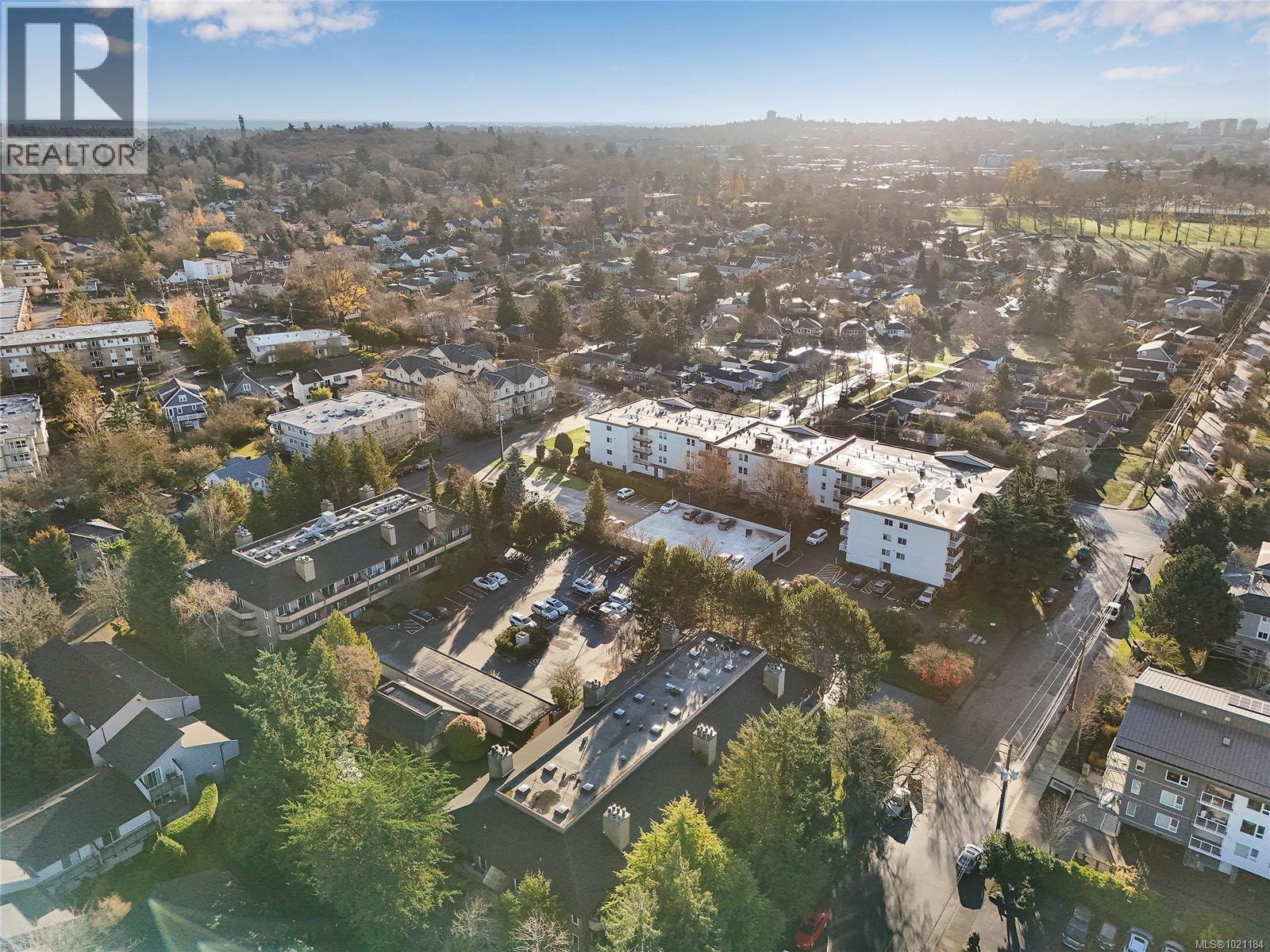 105 3215 Alder Street, Saanich