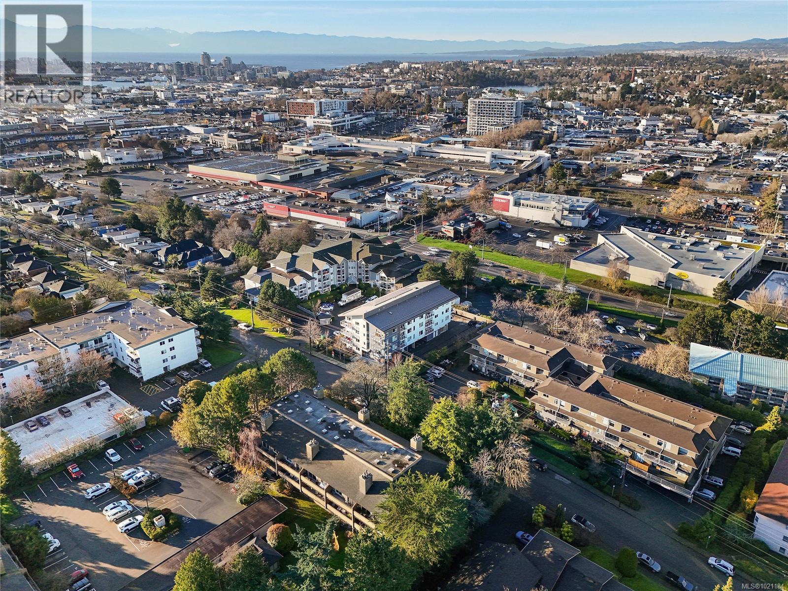 105 3215 Alder Street, Saanich