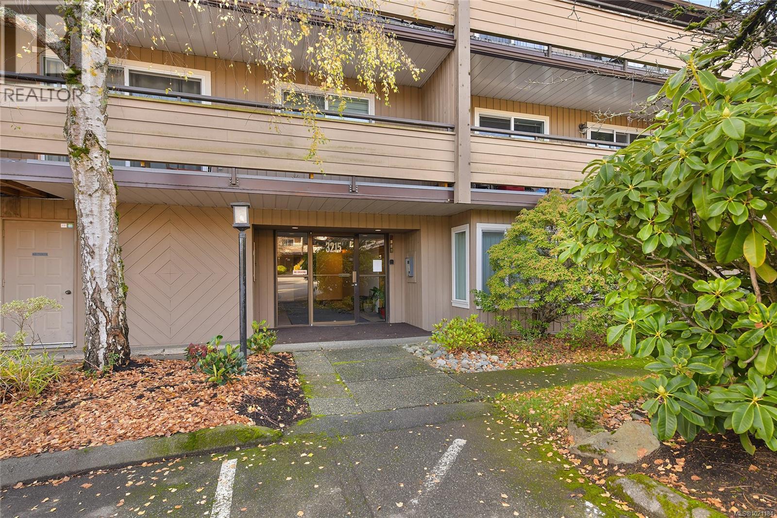 105 3215 Alder Street, Saanich