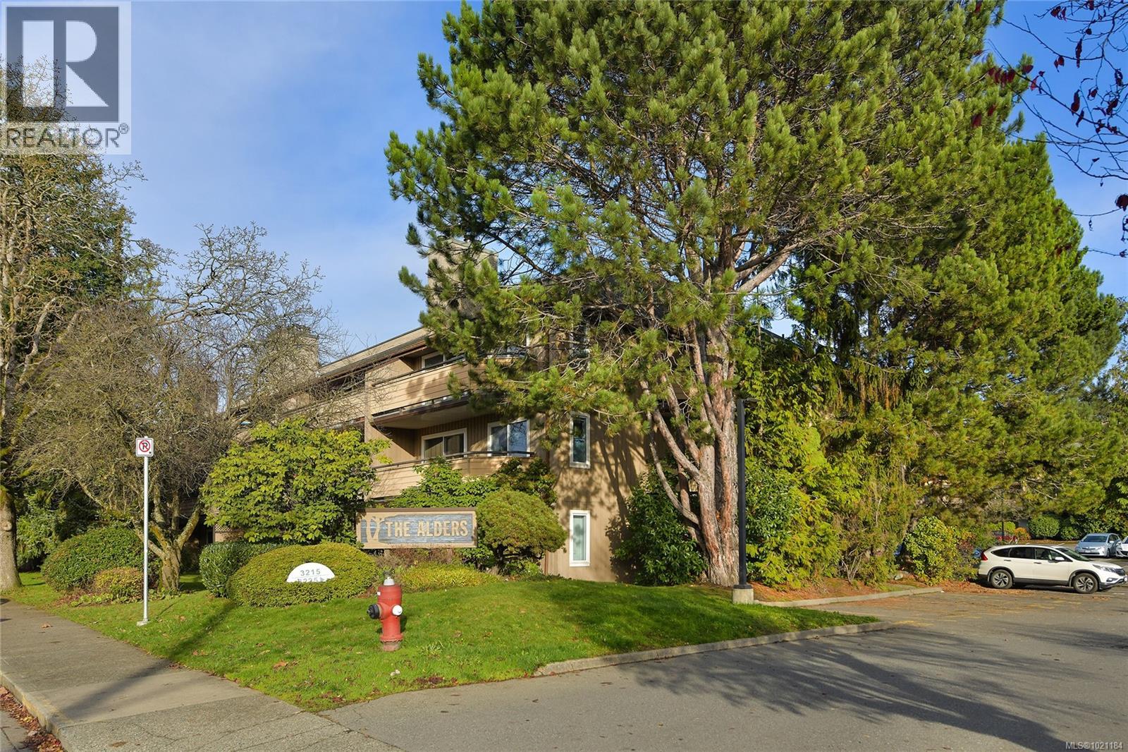 105 3215 Alder Street, Saanich