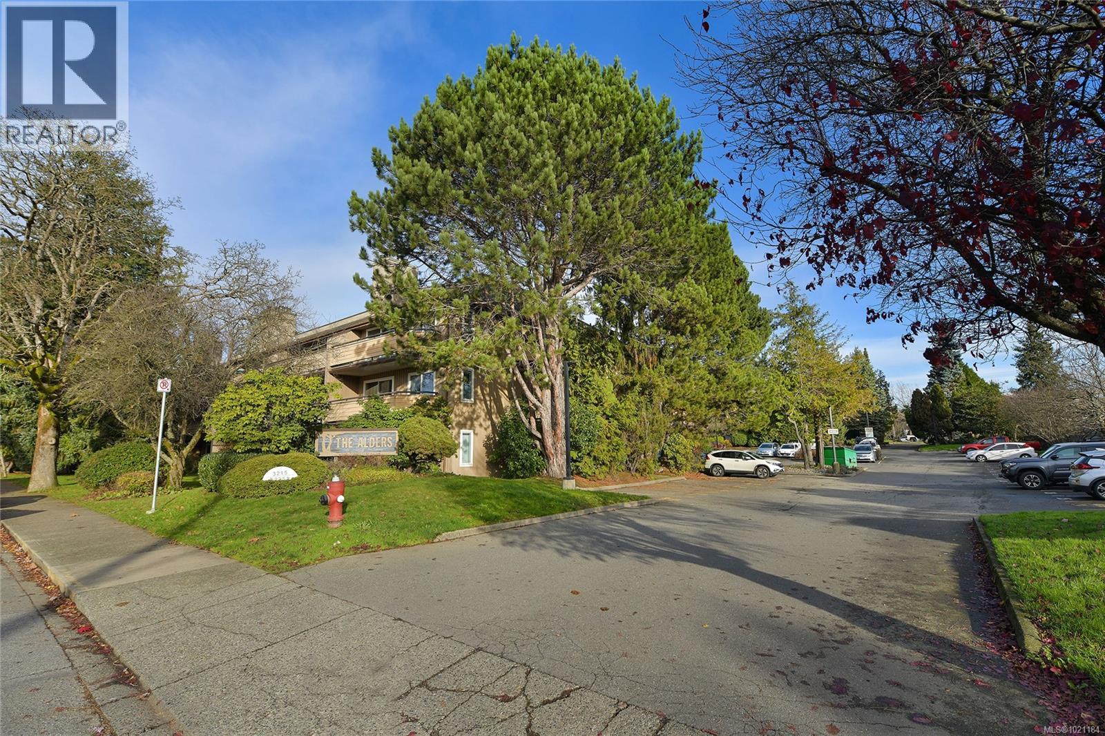 105 3215 Alder Street, Saanich