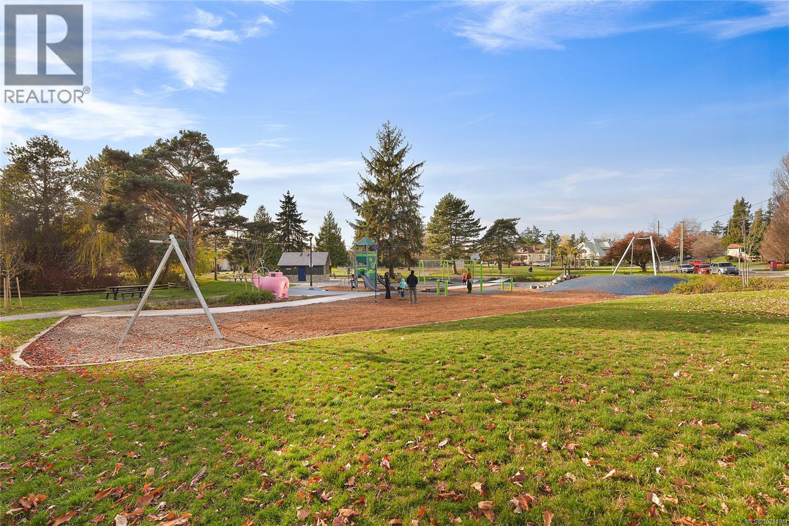 105 3215 Alder Street, Saanich