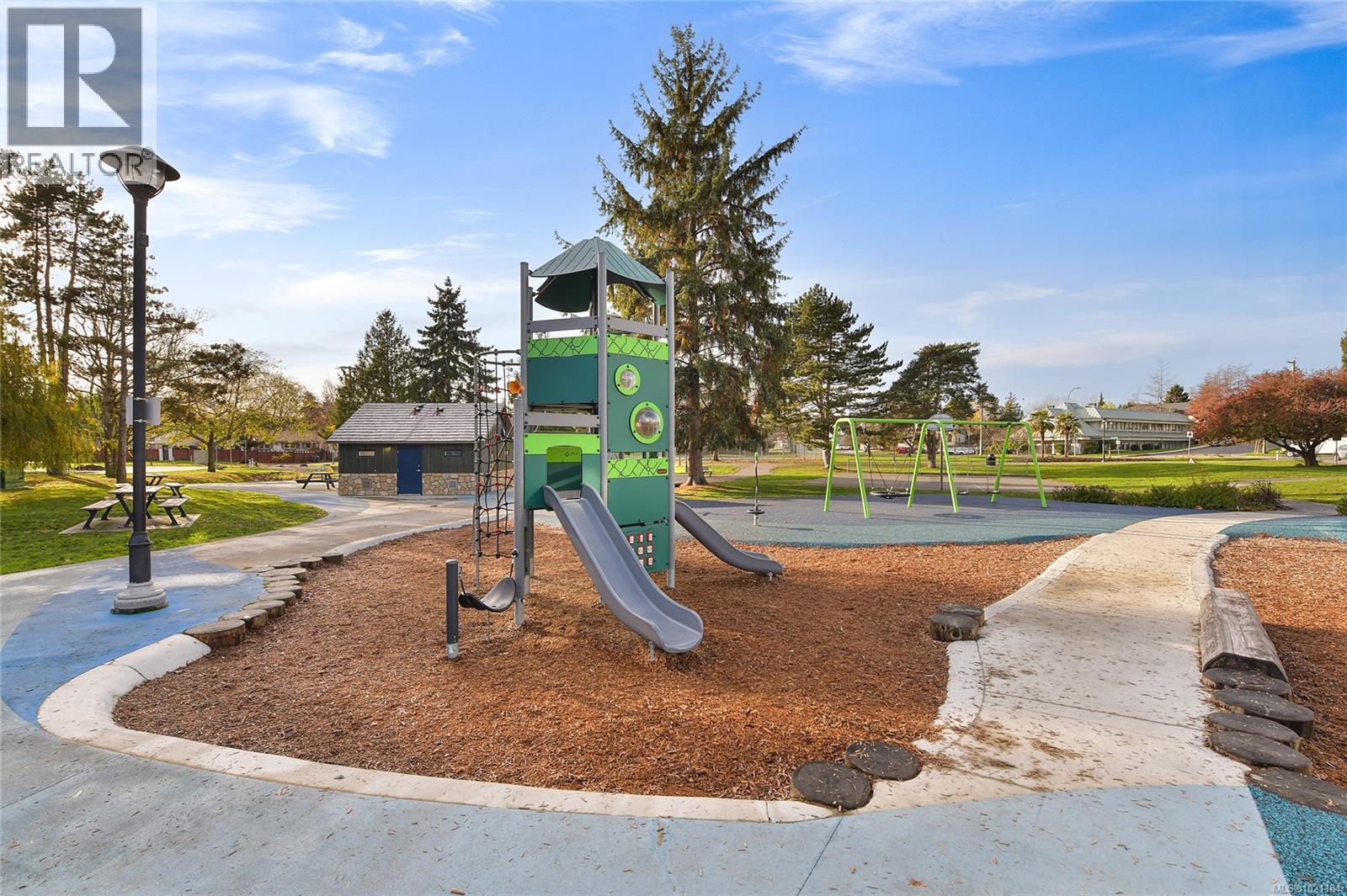 105 3215 Alder Street, Saanich