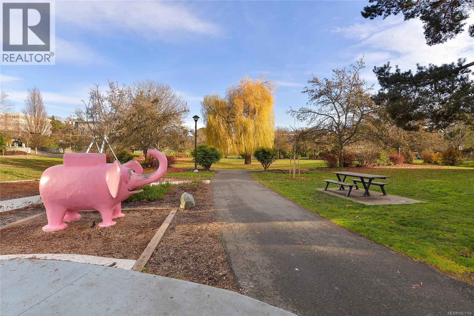 105 3215 Alder Street, Saanich