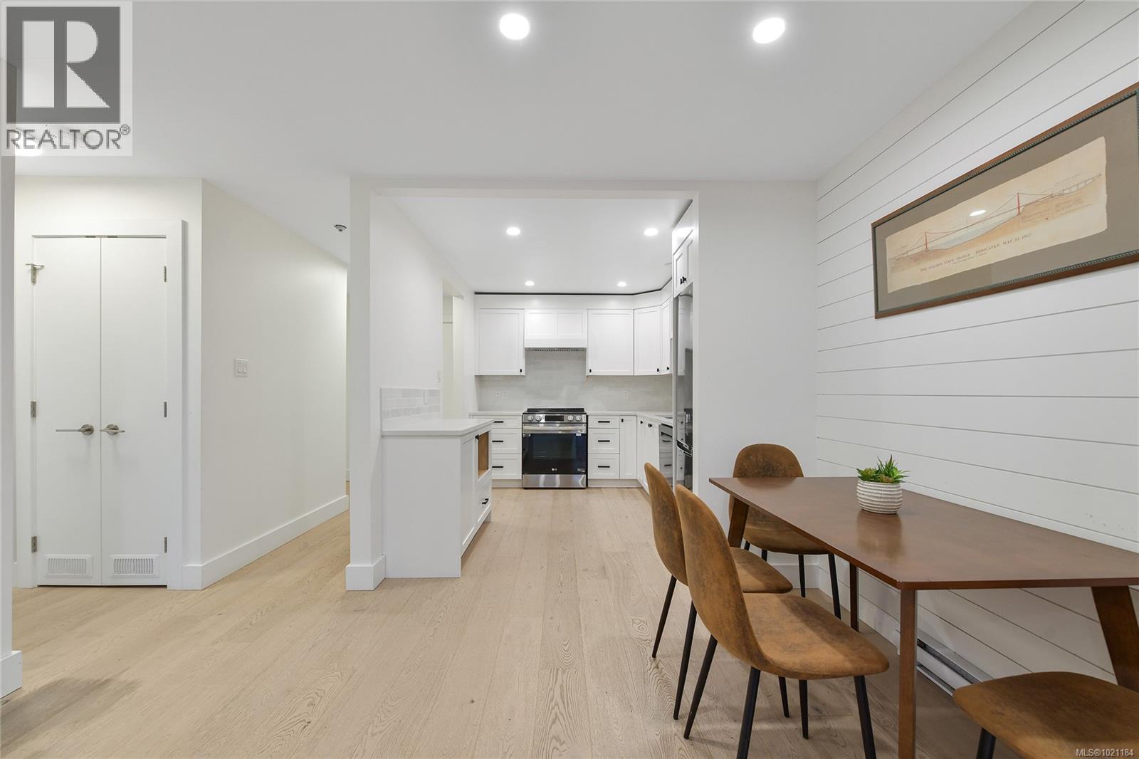 105 3215 Alder Street, Saanich