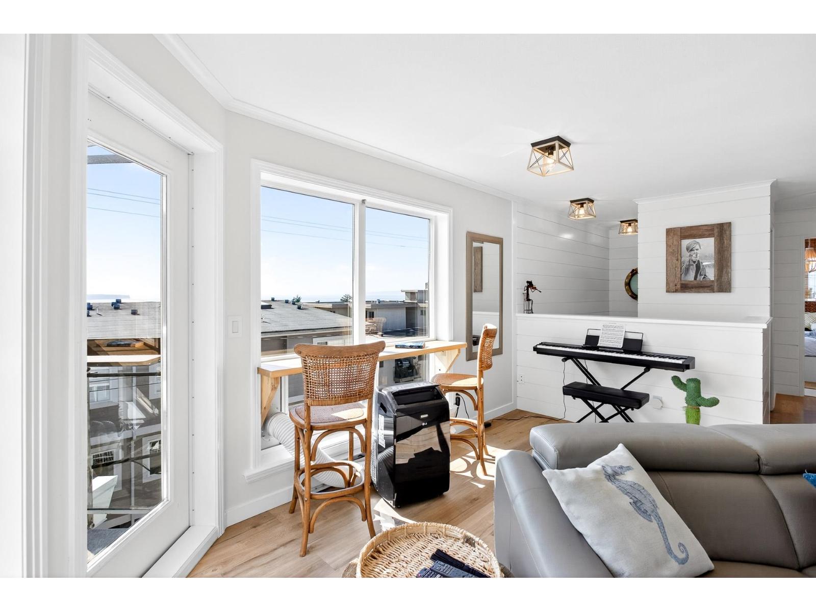 205 15154 ROPER AVENUE, White Rock