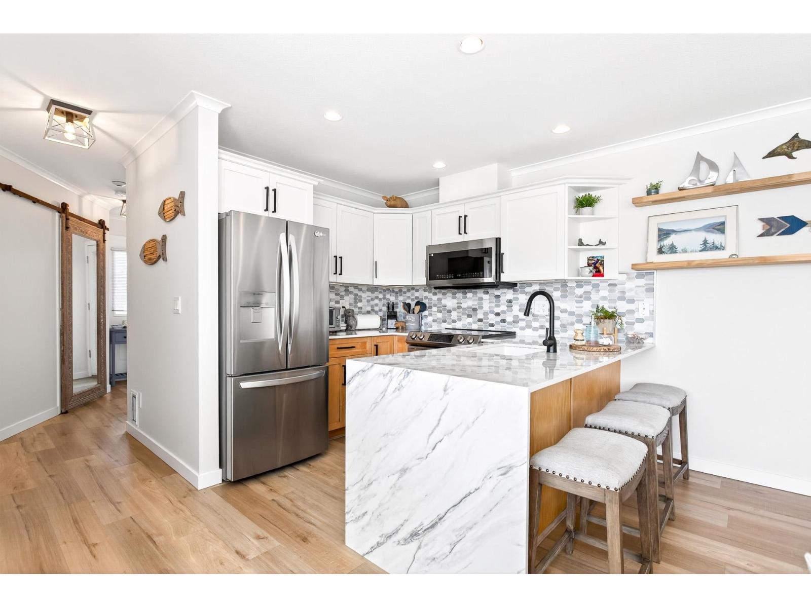 205 15154 ROPER AVENUE, White Rock