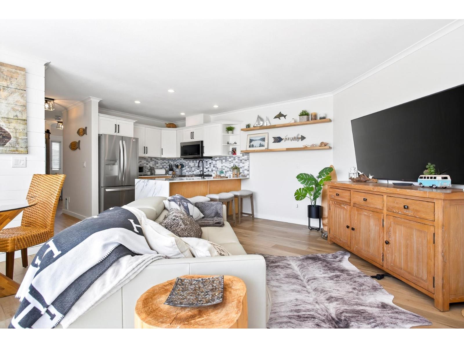 205 15154 ROPER AVENUE, White Rock