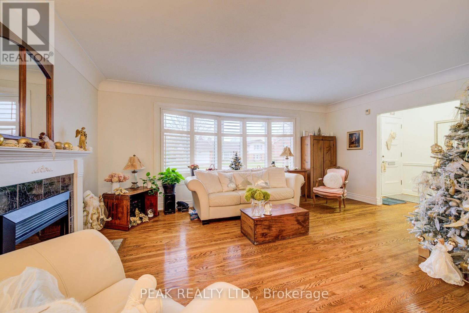 Single Family House Bungalow for Sale in  EDGEWOOD AVENUE Hamilton (Sherwood) 