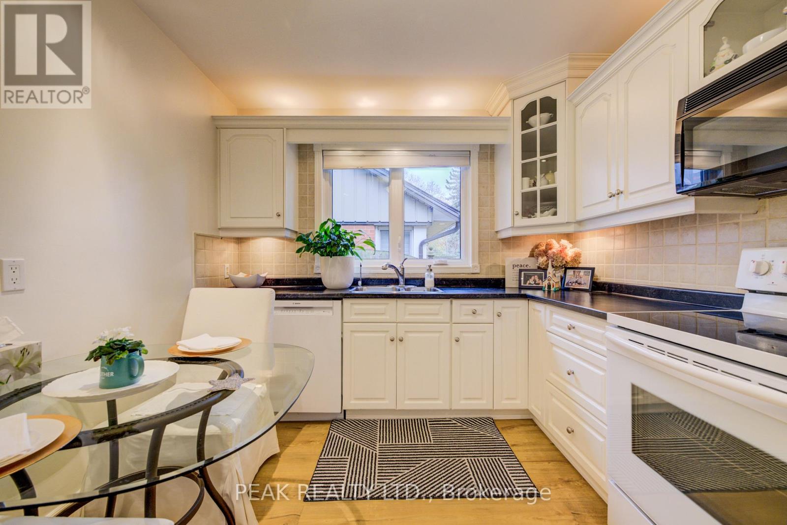 Single Family House Bungalow for Sale in  EDGEWOOD AVENUE Hamilton (Sherwood) 