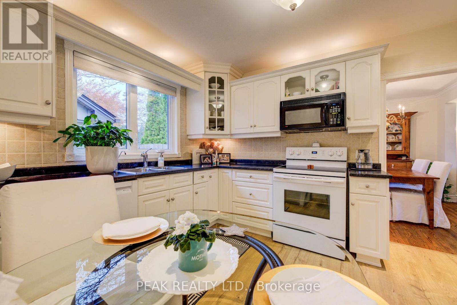 Single Family House Bungalow for Sale in  EDGEWOOD AVENUE Hamilton (Sherwood) 