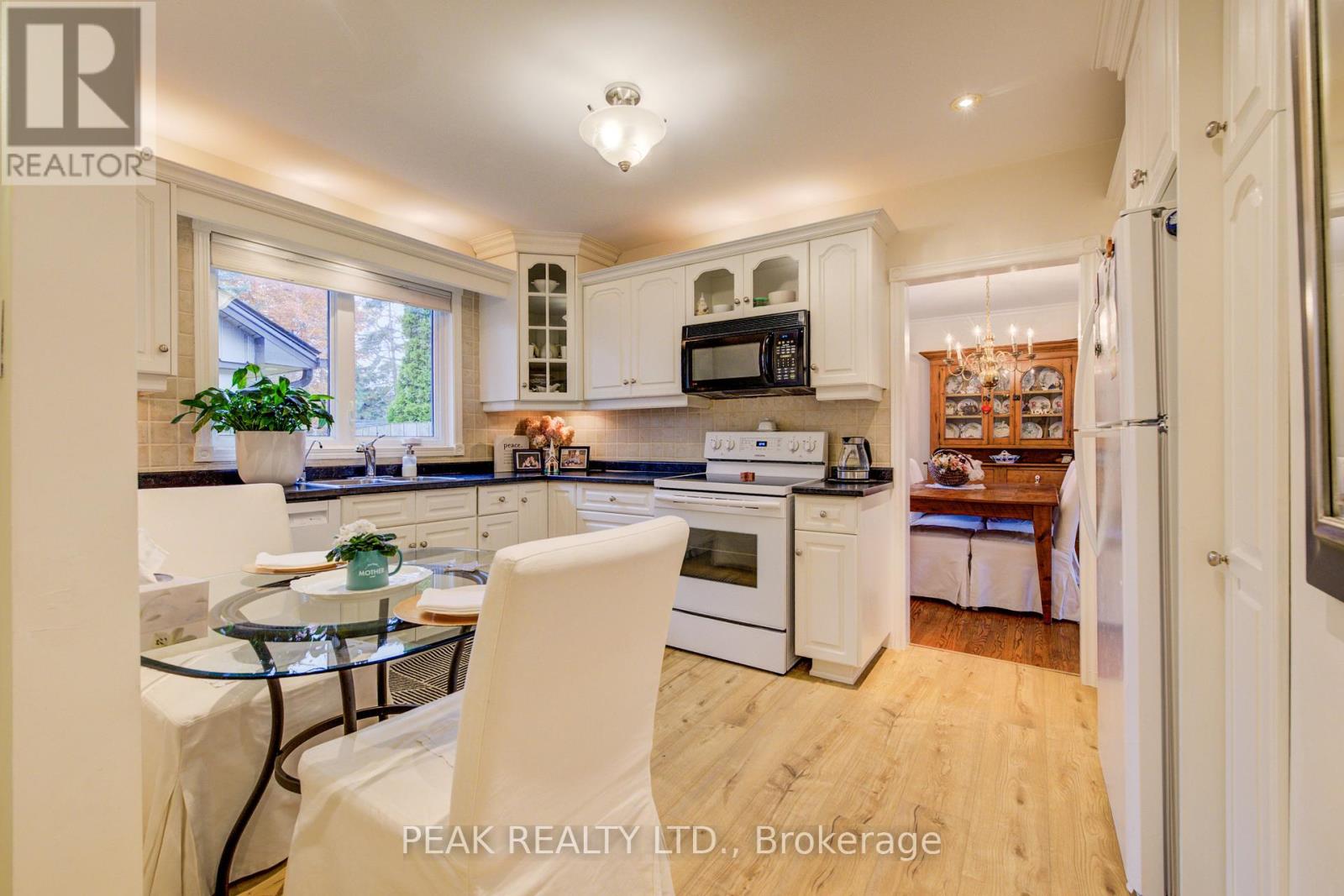 Single Family House Bungalow for Sale in  EDGEWOOD AVENUE Hamilton (Sherwood) 