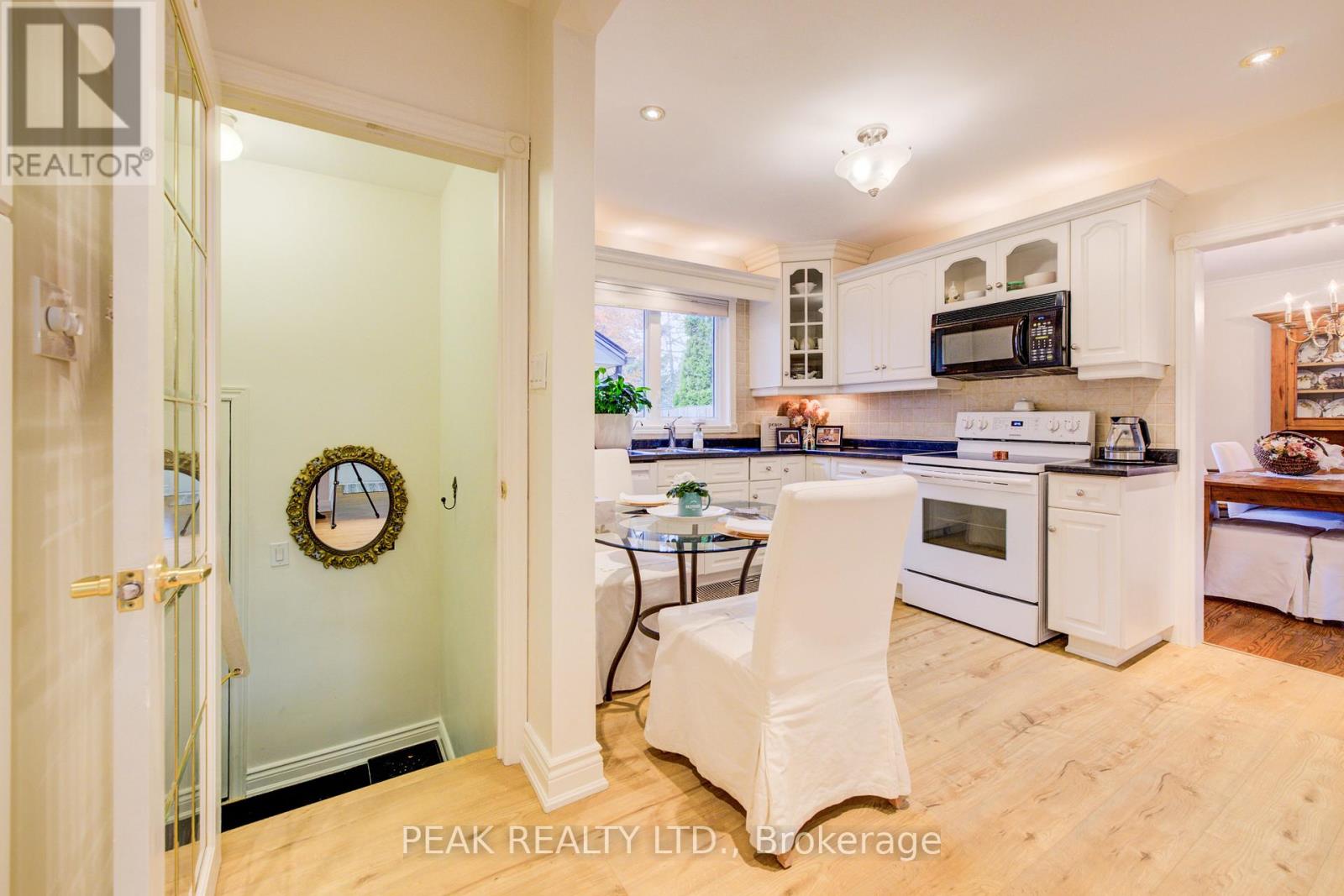 Single Family House Bungalow for Sale in  EDGEWOOD AVENUE Hamilton (Sherwood) 