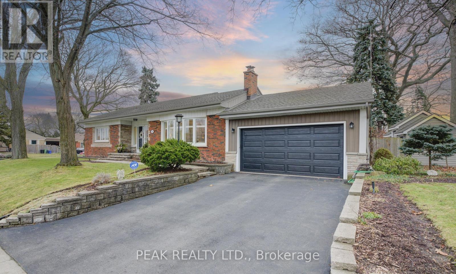 Single Family House Bungalow for Sale in  EDGEWOOD AVENUE Hamilton (Sherwood) 