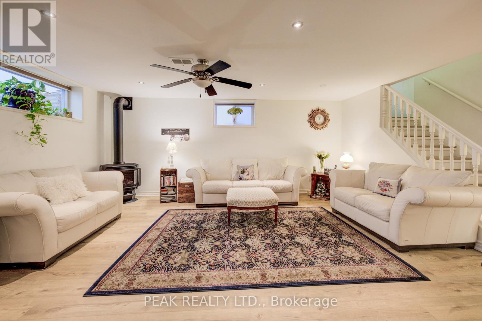 Single Family House Bungalow for Sale in  EDGEWOOD AVENUE Hamilton (Sherwood) 