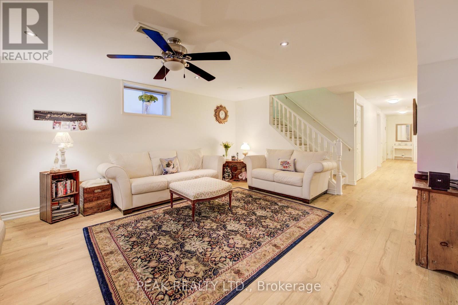 Single Family House Bungalow for Sale in  EDGEWOOD AVENUE Hamilton (Sherwood) 