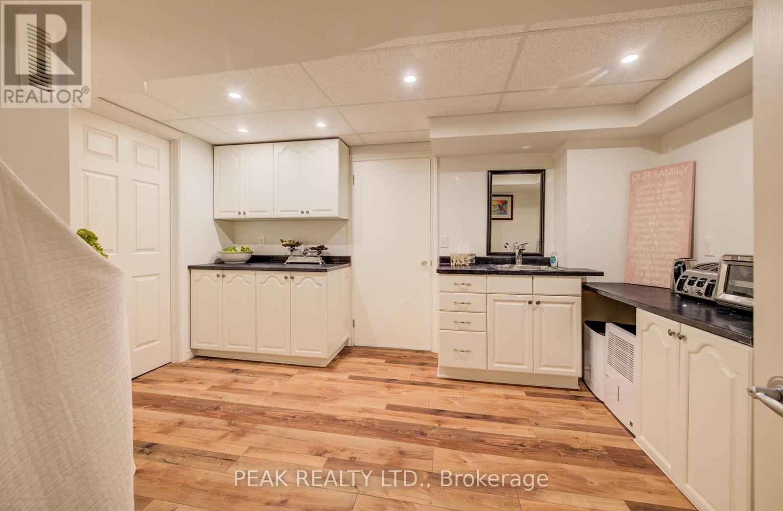 Single Family House Bungalow for Sale in  EDGEWOOD AVENUE Hamilton (Sherwood) 