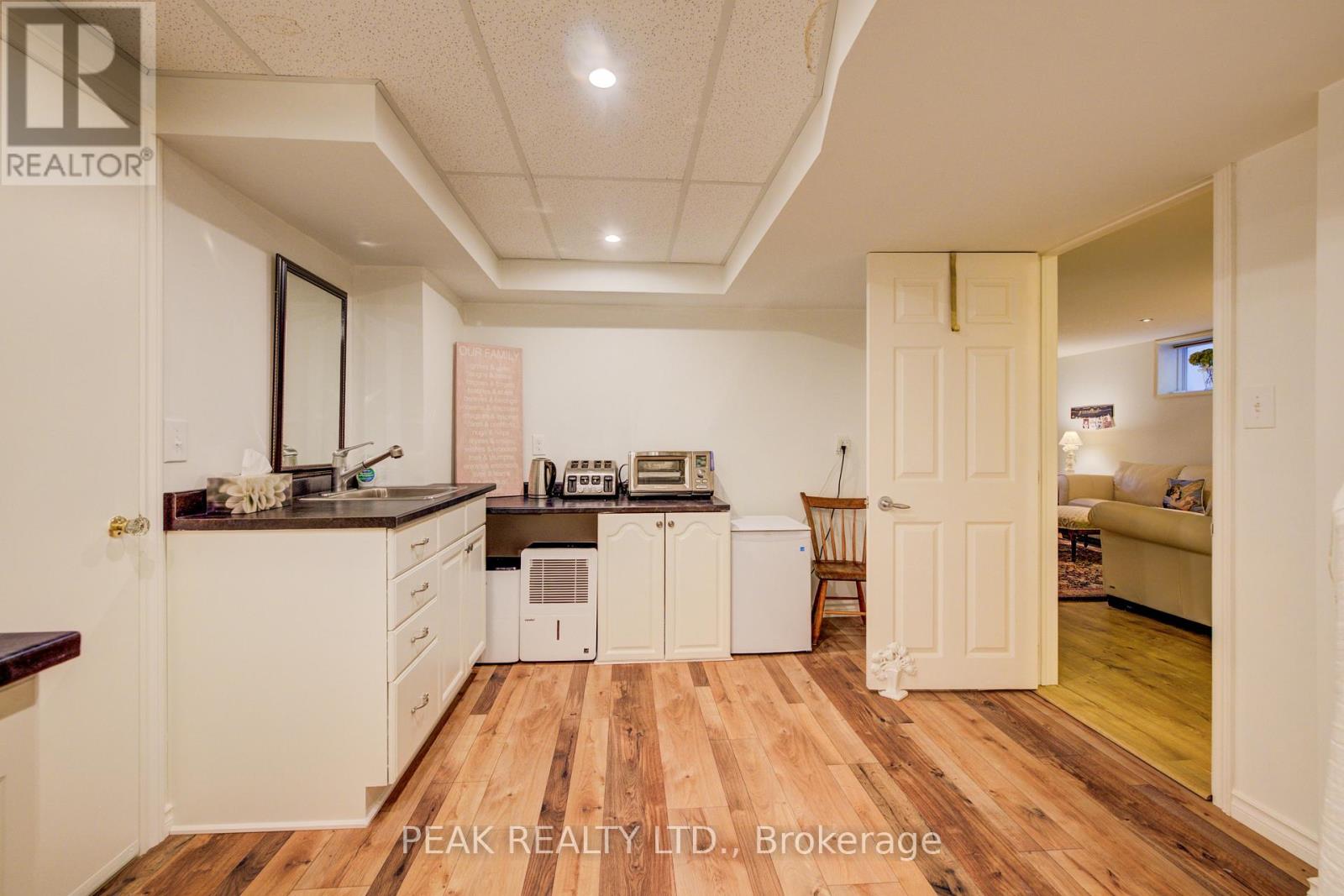 Single Family House Bungalow for Sale in  EDGEWOOD AVENUE Hamilton (Sherwood) 