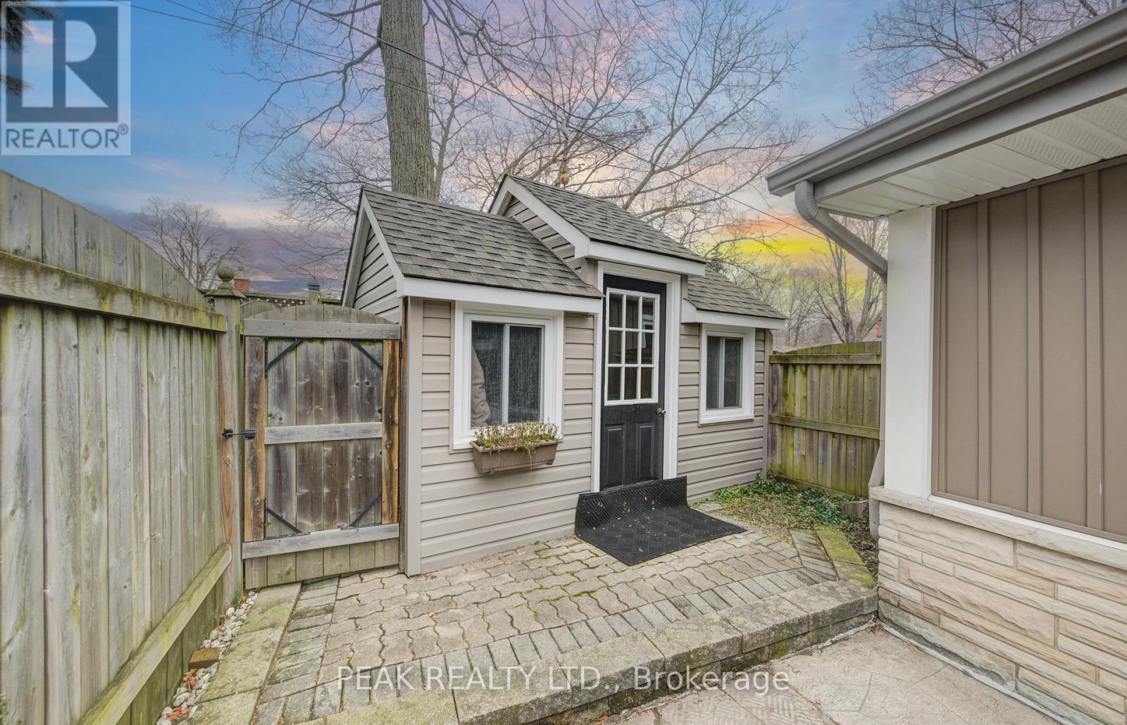 Single Family House Bungalow for Sale in  EDGEWOOD AVENUE Hamilton (Sherwood) 