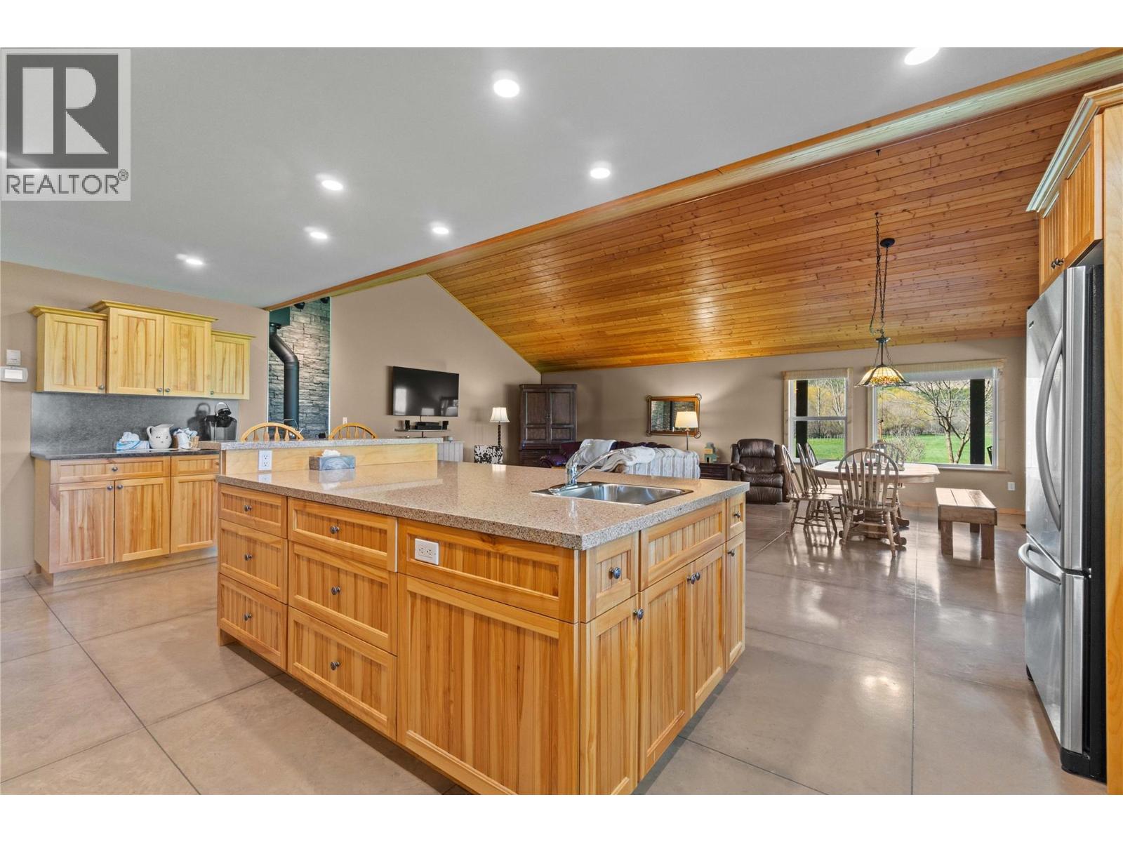  152 Salmon River Road, Salmon Arm