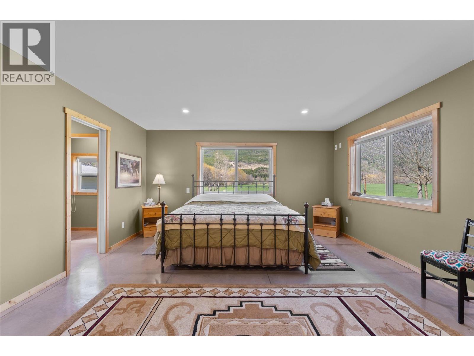  152 Salmon River Road, Salmon Arm